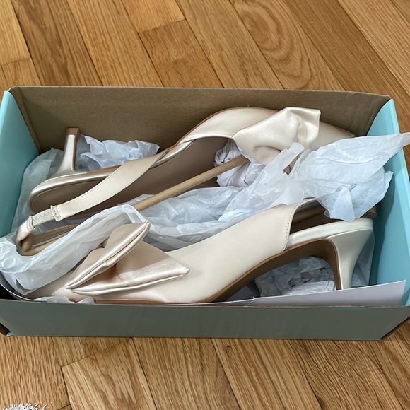 Seychelles Ivory Satin Bow Kitten Heels - Picture 8 of 9